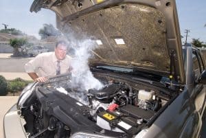 Un uomo tenta di effettuare una diagnosi guasti auto